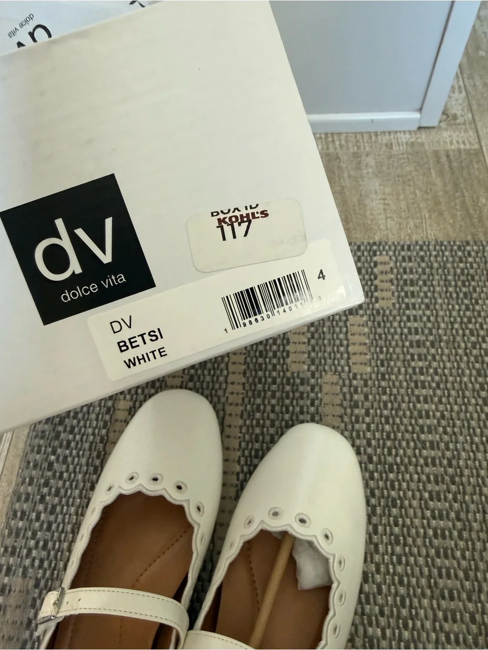 NIB DV by Dolce Vita white Mary Jane Flats with Scalloped Edge
